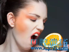 多吃柑橘会导致体内过热，导致身体机能失调、口腔溃疡、舌炎、咽炎等症状